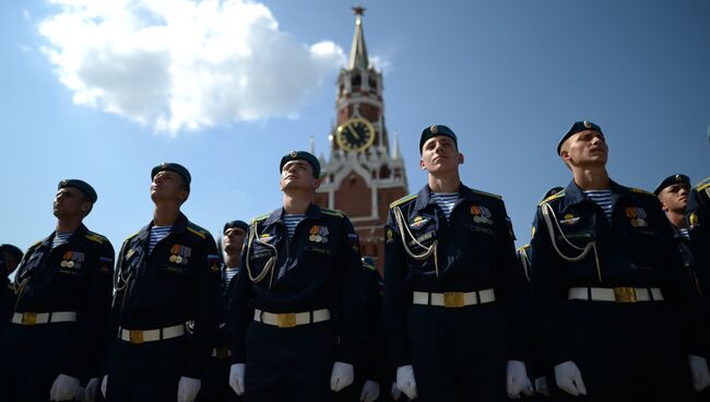 Военнослужащие во время празднования 86-й годовщины со дня образования ВДВ в Москве