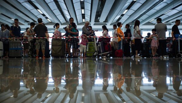 Пассажиры в международном аэропорту в Гонконге после отмены рейсов из-за тайфуна Нида. 2 августа 2016