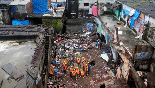 Спасатели на месте рухнувшего жилого дома на окраине Мумбаи