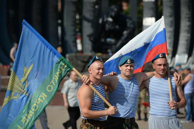 Празднование дня ВДВ возле мемориала Черный тюльпан в Екатеринбурге