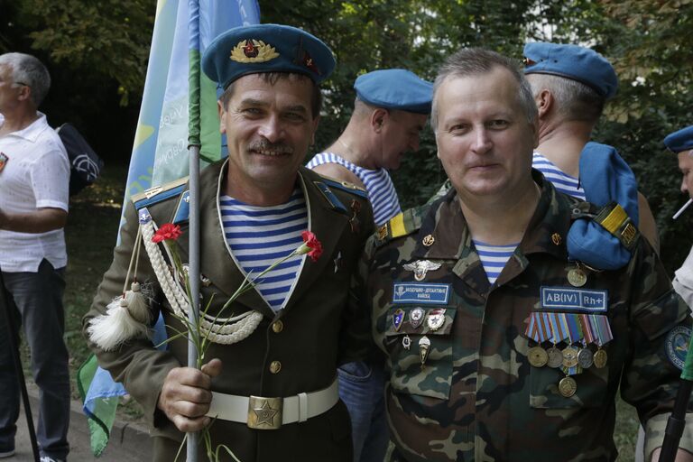 Празднование дня ВДВ у памятника генералу армии В. Маргелову в Симферополе