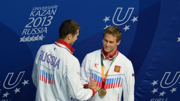 Россияне Владимир Морозов (справа) и Никита Лобинцев, завоевавшие золотую и бронзовую медали на соревнованиях по плаванию на дистанции 100 м вольным стилем на XXVII Всемирной летней Универсиаде 2013 в Казани