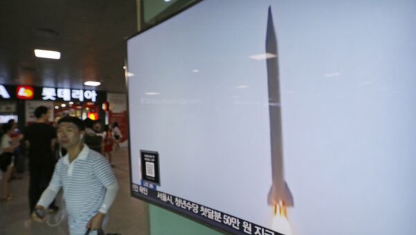 Трансляция запуска северокорейской ракеты на железнодорожном вокзале в Сеуле. 3 августа 2016