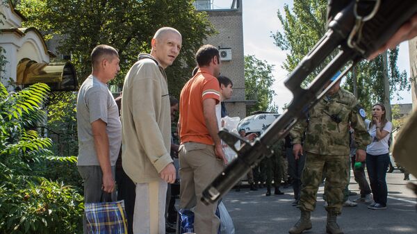 Пленные бойцы вооруженных сил Украины перед процедурой передачи украинской стороне в Донецке