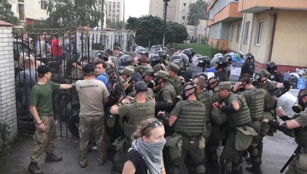Радикалы дрались с полицией и кидали дымовые шашки у здания суда в Киеве