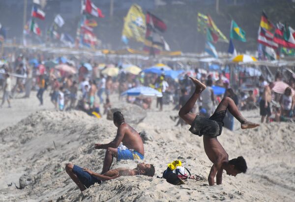 Отдыхающие на пляже Копакабана в Рио-де-Жанейро, Бразилия