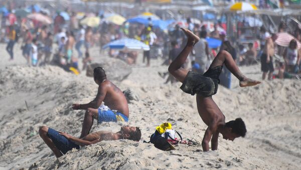 Отдыхающие на пляже Копакабана в Рио-де-Жанейро, Бразилия