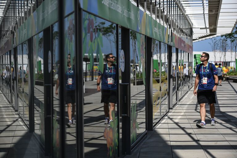 Посетитель у главного пресс-центра в Олимпийском парке в Рио-де-Жанейро, Бразилия