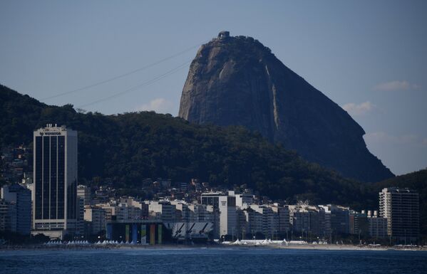 Арена пляжного волейбола и гора Сахарная Голова в Рио-де-Жанейро, Бразилия