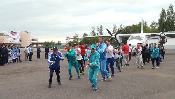 Казахстанцы протащили самолет Ан-26 по взлетной полосе в поддержку олимпийцев