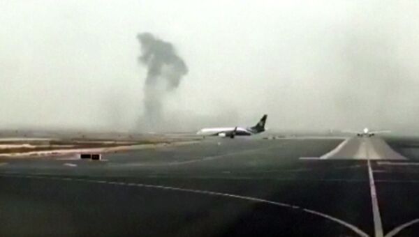 Дым на месте аварии самолета авиакомпании Emirates в аэропорту Дубая