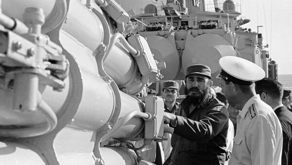 Премьер-министр Кубы Фидель Кастро осматривает противолодочные установки на советском боевом корабл