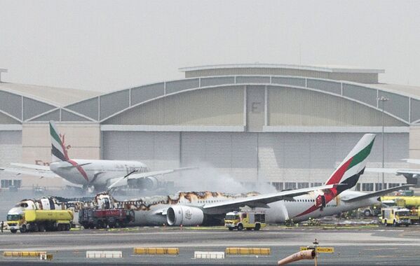 Самолет Boeing 777 авиакомпании Emirates после аварийной посадки в аэропорту Дубая