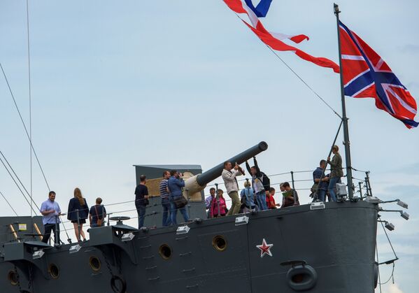 Посетители на крейсере Аврора, открывшемся после реставрации