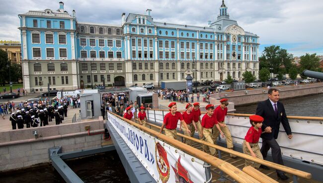 Участники молодежного военно-патриотического движения Юнармия во время посещения крейсера Аврора, открывшегося после реставрации. Архивное фото