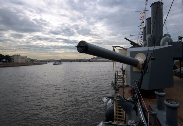 Крейсер Аврора, открывшийся после реставрации для посетителей, у Петроградской набережной в Санкт-Петербурге