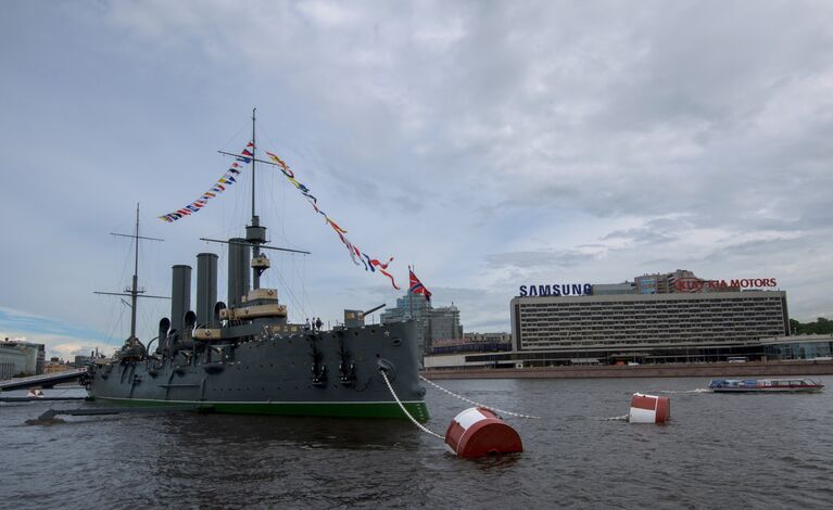 Крейсер Аврора, открывшийся после реставрации для посетителей, у Петроградской набережной в Санкт-Петербурге