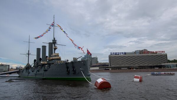 Крейсер Аврора, открывшийся после реставрации для посетителей, у Петроградской набережной в Санкт-Петербурге