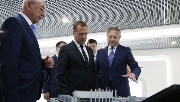 Премьер-министр РФ Д. Медведев осмотрел производство микросхем на заводе Ангстрем-Т в Зеленограде. 3 августа 2016