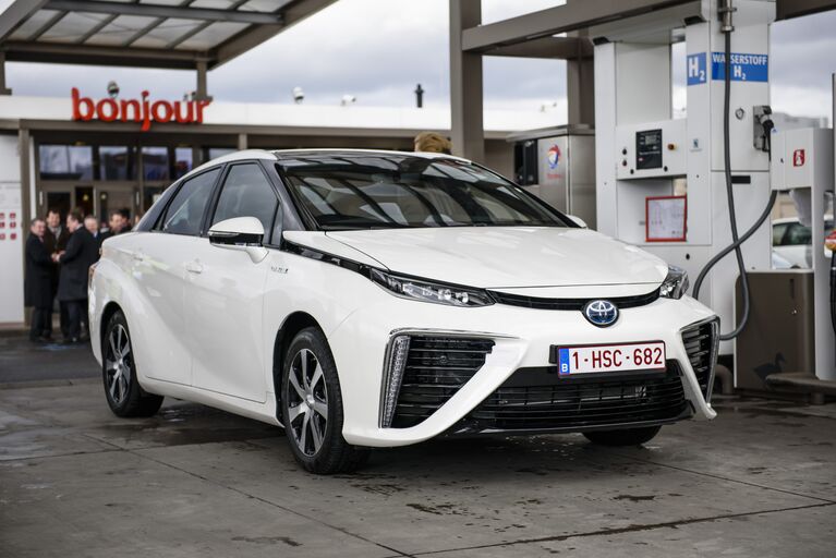 Водородный гибридный автомобиль на топливных элементах Toyota Mirai