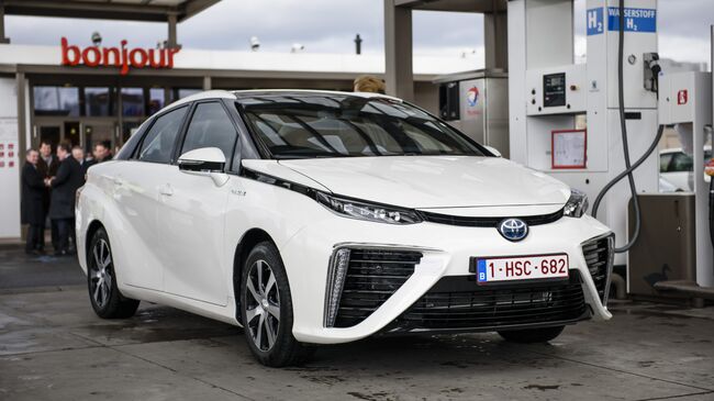 Водородный гибридный автомобиль на топливных элементах Toyota Mirai. Архивное фото