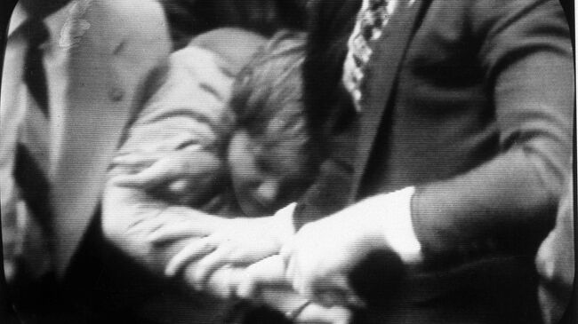 Задержание Джона Хинкли-младшего после его попытки покушения на президента Рональда Рейнана