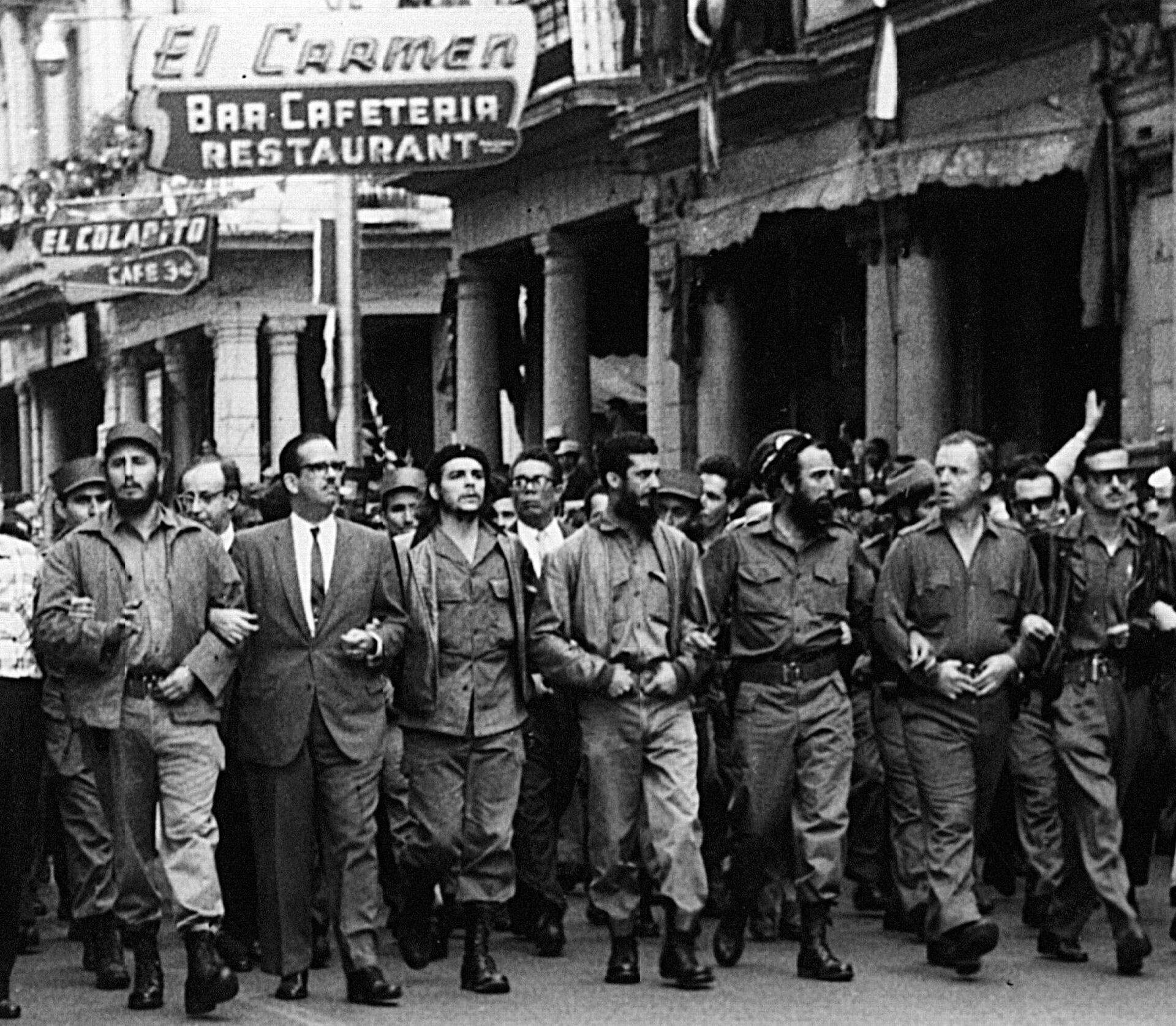 Фидель Кастро, Эрнесто Че Гевара и кубинские лидеры идут во главе похоронной процессии - РИА Новости, 1920, 09.10.2020