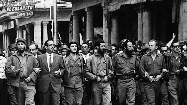 Фидель Кастро, Эрнесто Че Гевара и кубинские лидеры идут во главе похоронной процессии