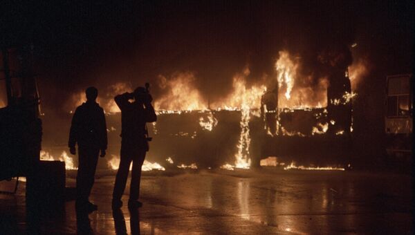 Автобус, загоревшийся от столкновения с военной техникой во время августовского путча 1991 года