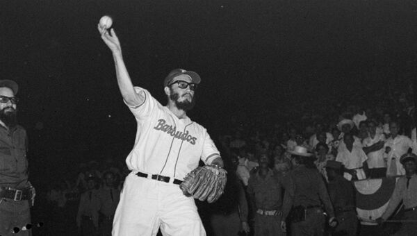 Лидер повстанцев Фидель Кастро играет в бейсбол против полицейской команды