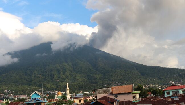 Извержения вулкана Гамалама в Индонезии
