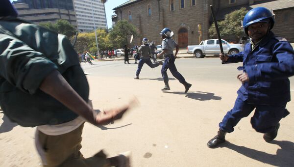 Полиция Зимбабве разгоняет демонстрацию в Хараре. 3 августа 2016