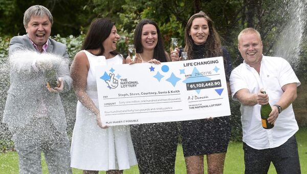 Жительница Великобритании Соня Дэйвис во время празднования выигрыша 61 миллиона фунтов в лотерею. 3 августа 2016 года