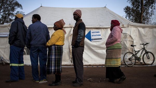Избиратели в очереди на избирательном участке во время муниципальных выборов в ЮАР. 3 августа 2016