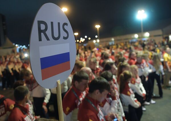 Спортсмены Олимпийской сборной России на торжественной церемонии поднятия флагов в Олимпийской деревне в Рио-де-Жанейро
