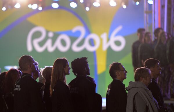 Спортсмены Олимпийской команды беженцев на торжественной церемонии поднятия флагов в Олимпийской деревне в Рио-де-Жанейро