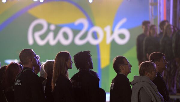 Спортсмены Олимпийской команды беженцев на торжественной церемонии поднятия флагов в Олимпийской деревне в Рио-де-Жанейро. Архивное фото