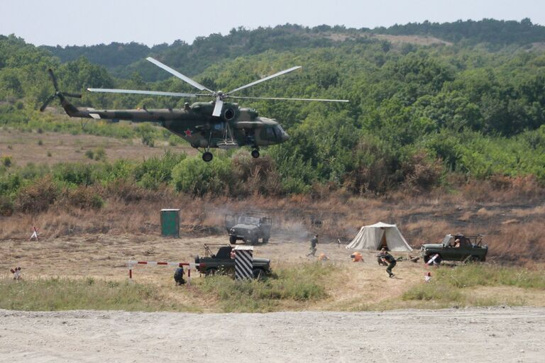 Показательные выступления военнослужащих на церемонии открытия международного конкурса Десантный взвод на военном полигоне Раевский