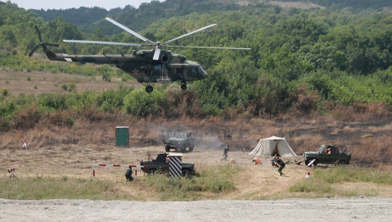 Показательные выступления военнослужащих на церемонии открытия международного конкурса Десантный взвод на военном полигоне Раевский