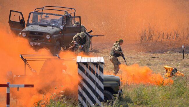 Военнослужащие во время показательных выступлений на церемонии открытия международного конкурса Десантный взвод на военном полигоне Раевский