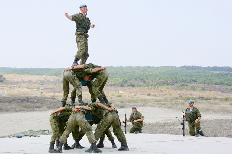 Военнослужащие во время показательных выступлений на церемонии открытия международного конкурса Десантный взвод на военном полигоне Раевский