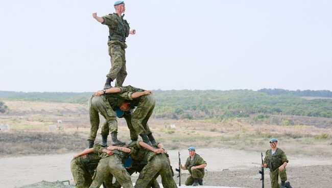 Военнослужащие во время показательных выступлений на церемонии открытия международного конкурса Десантный взвод на военном полигоне Раевский. Архивное фото