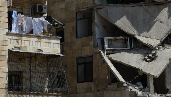 Местные жители продолжают жить в разрушенных домах в районе Салах-ад-дин в Алеппо. Архивное фото