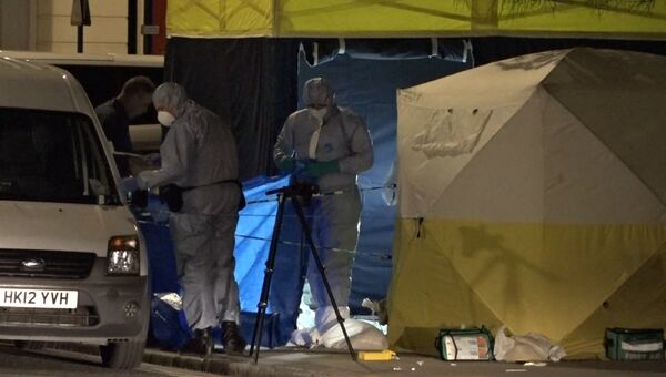 Лондонская полиция работала на месте, где мужчина напал с ножом на прохожих