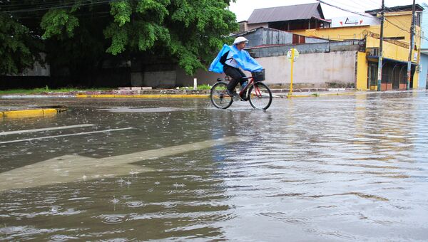Велосипедист на затопленной после урагана Эрл улице в Гондурасе