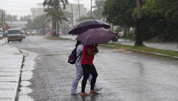 Жители Белиза перед началом урагана Эрл. 3 августа 2016