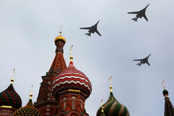 Стратегические бомбардировщики Ту-160 над Красной площадью во время репетиционного пролета в преддверии Парада Победы