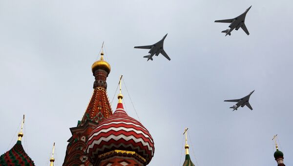 Стратегические бомбардировщики Ту-160 над Красной площадью во время репетиционного пролета в преддверии Парада Победы. Архивное фото