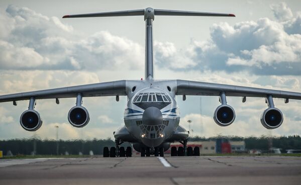 Самолет военно-транспортной авиации, доставивший в Москву пострадавших при обрушении казармы учебного центра ВДВ на окраине Омска