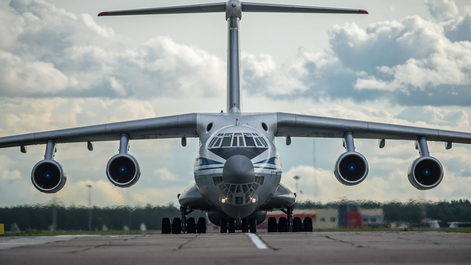 Самолет военно-транспортной авиации, доставивший в Москву пострадавших при обрушении казармы учебного центра ВДВ на окраине Омска - РИА Новости, 1920, 08.08.2021